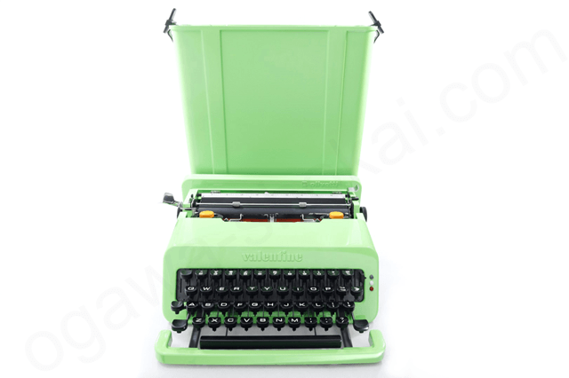 olivetti バレンタイン（緑） タイプライター 再塗装済の正面からの外観