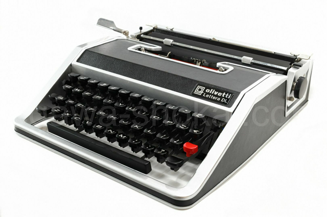 オリベッティ Lettera DL タイプライター 再塗装済の正面からの外観
