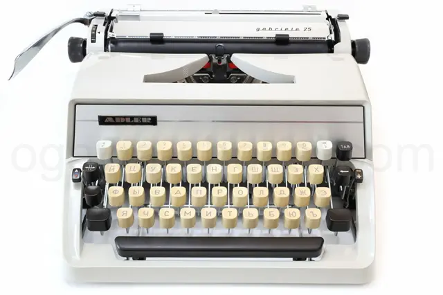 ADLER gabriele 25 ロシア語中古タイプライター