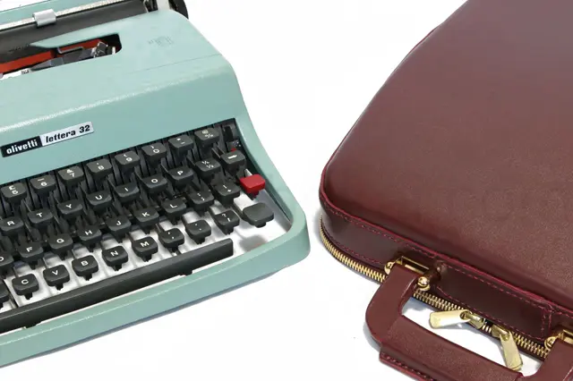 olivetti Lettera 32とタイプライターケース