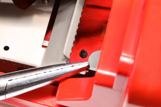 olivetti valentine typewriter feet（交換手順１）