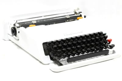 olivetti valentine 白いタイプライター