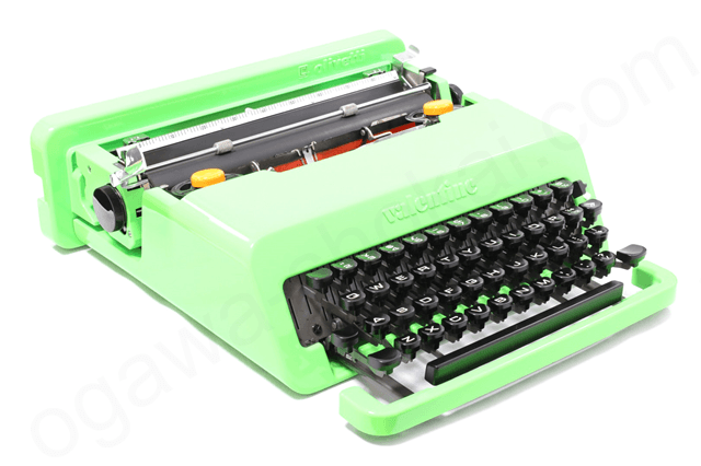 ベースは美しいデザインのolivetti バレンタイン