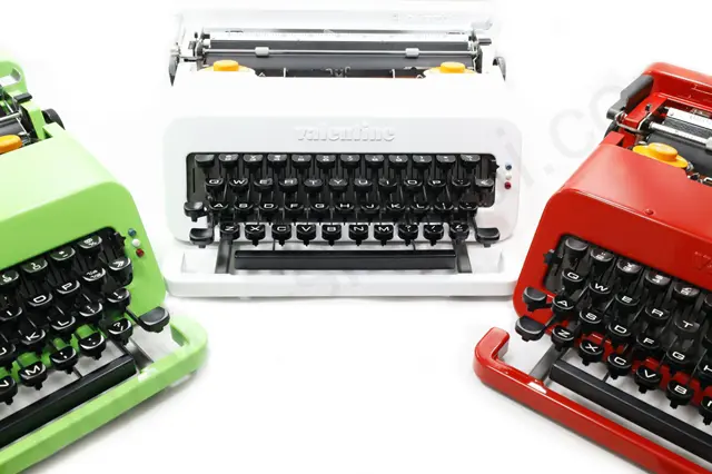 白いolivetti valentineと緑と赤のolivetti valentine 正面から