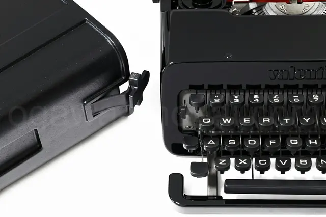 olivetti valentine 正面とケース