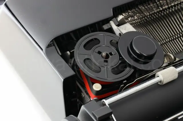 金属製スプールは高級感もあるツヤありをセレクトしました。