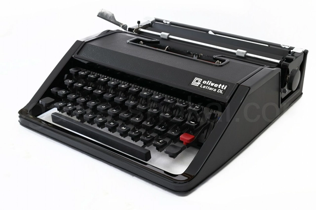 オリベッティ Lettera Black タイプライター 再塗装済の正面からの外観