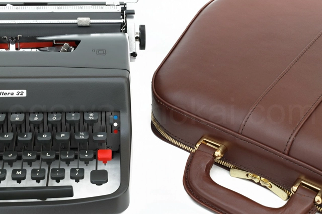 オリベッティ Lettera 32 本革のタイプライターケース