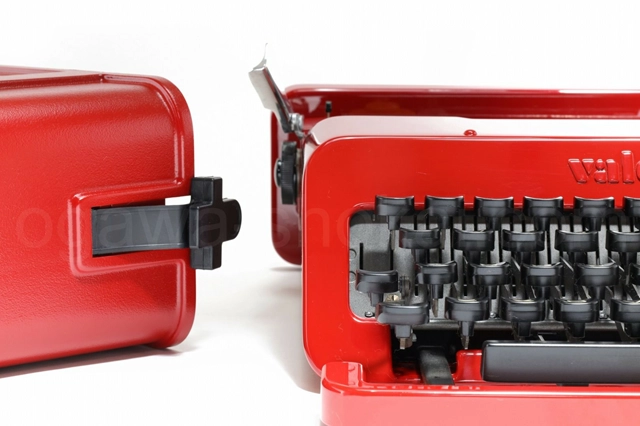 olivetti valentine 正面とケース