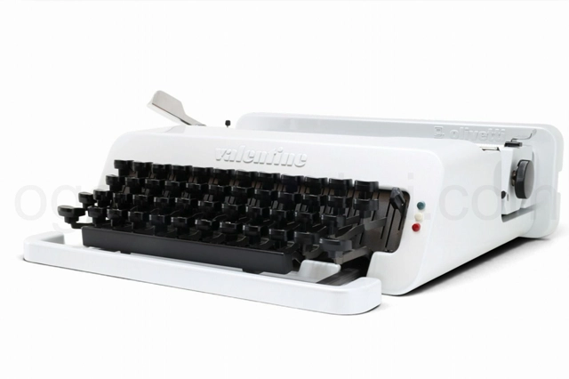 olivetti valentine タイプライター 再塗装済の正面からの外観