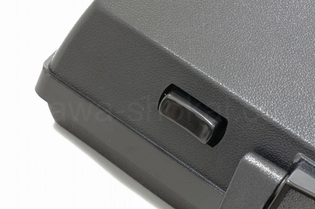 ケース底面に目立つ傷があります。