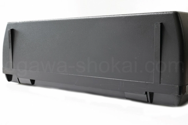 ケース上面に目立つ傷があります。