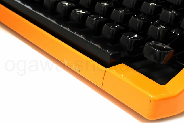 前面に目立つ傷があります