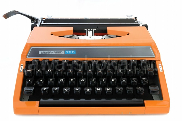 コンパクトで軽量なタイプライターです
