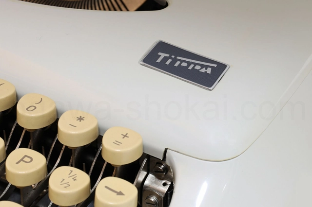 メインカバーと同色のアイボリー