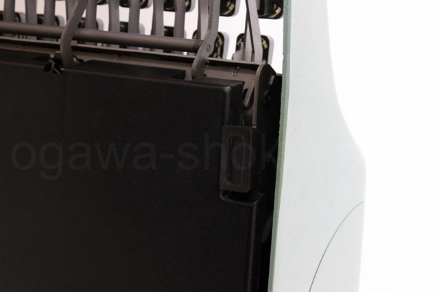 右ボトムカバー(2個所)に欠けあり