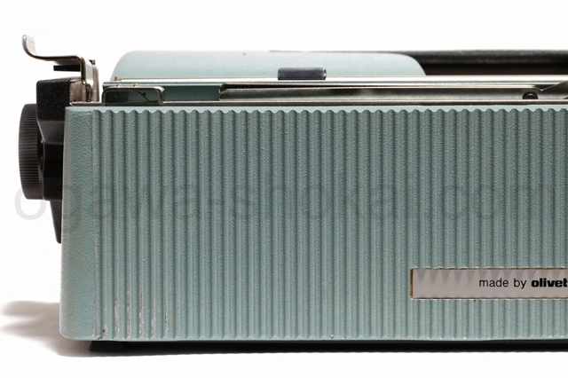 背面に塗装落ちがあります