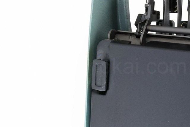 欠けのない左ボトムカバーの状態