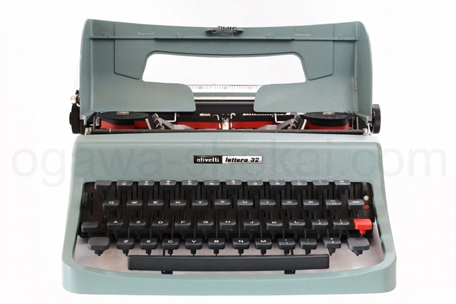 コンパクトで軽量なタイプライターです