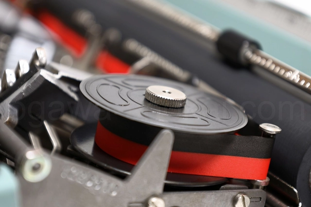 安価なエコノミー品質のタイプライター