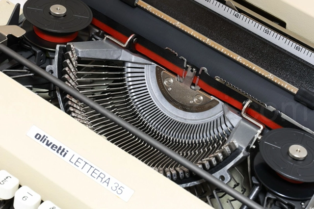 olivetti Lettera 35 タイプライター オーバーホール済の内部