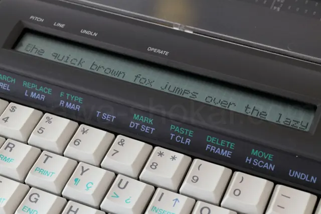 液晶ディスプレイ付きの電子タイプライター