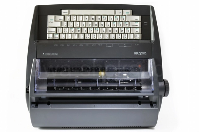 立ててコンパクトに収納することが可能です。