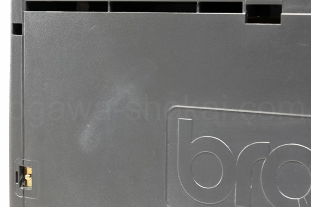 裏面（左）の傷