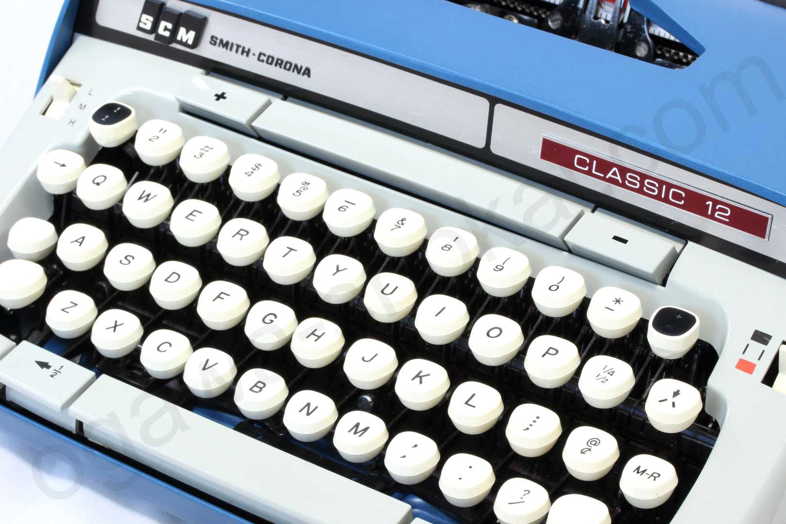 アメリカSMITH CORONA社のCLASSIC 12はクラシカルなデザインとスタイリングが人気のタイプライターです。