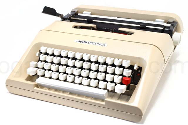 olivetti LETTERA 35 タイプライター 正面からの外観