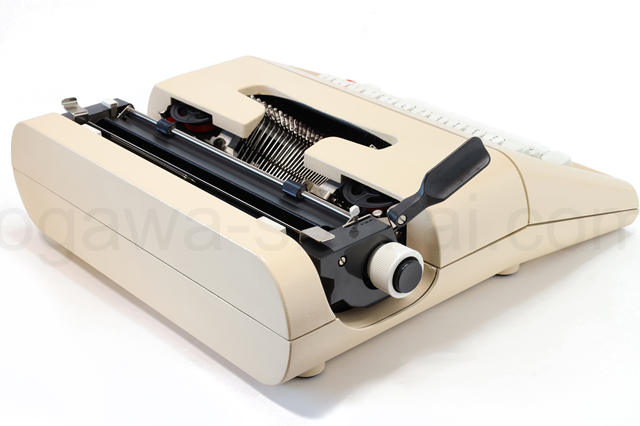 olivettiの中古タイプライター LETTERA 35です。