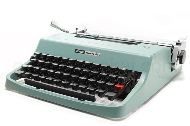 olivetti Lettera 32 タイプライター 斜めからの外観