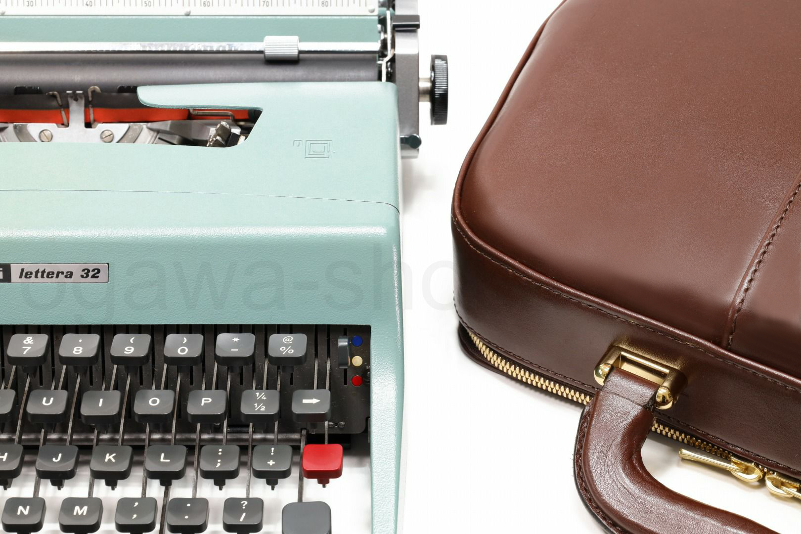 olivetti Lettera 32中古タイプライター 一部再塗装済みの綺麗なタイプライターです。