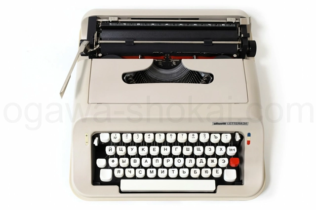 olivetti LETTERA 34 タイプライター 正面からの外観