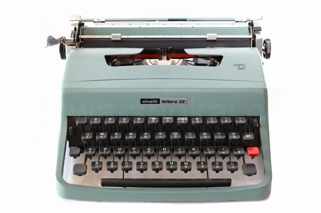 olivetti Lettera 32 タイプライター 正面からの外観