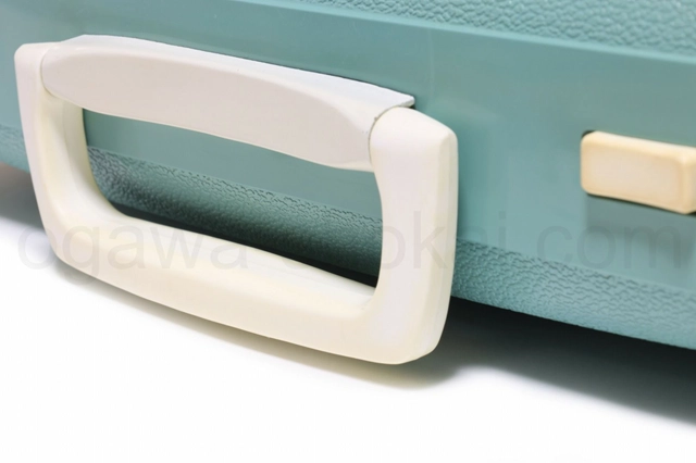 ケースの取手に日焼けがあります。