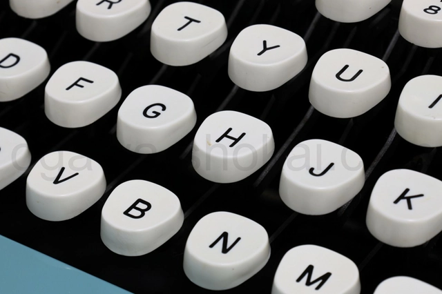 キートップ数カ所に小さな日焼けがあります。