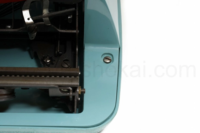 カバー後部に傷があります。