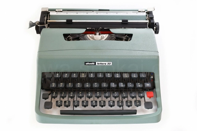 olivetti Lettera 32 タイプライター 正面からの外観