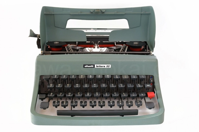 重厚な合金のしっかりした造りのタイプライター