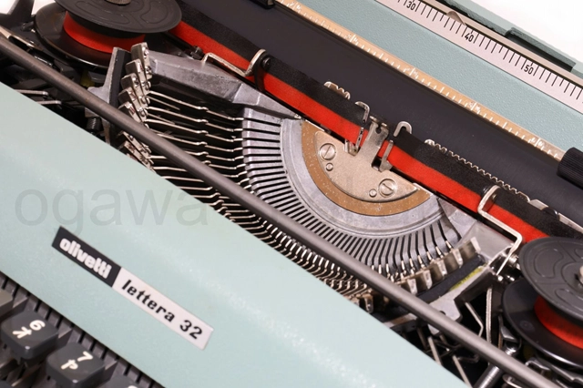 olivetti Lettera 32 タイプライター オーバーホール済の内部