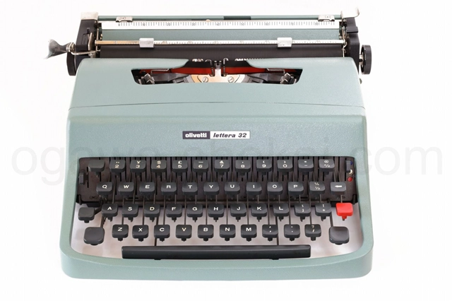 olivetti Lettera 32 タイプライター 正面からの外観
