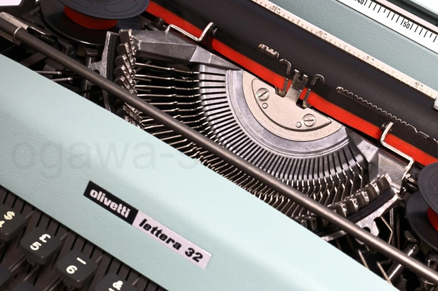 olivetti Lettera 32 タイプライター オーバーホール済の内部