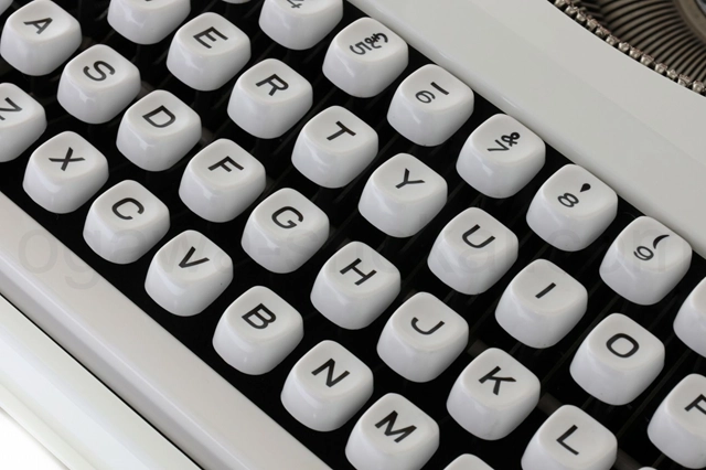 日焼け跡のない真っ白なキーボード