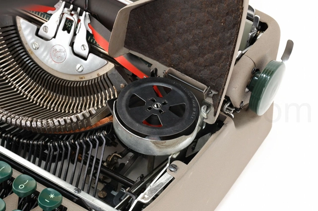貴重なオリジナルの金属製スプール付き